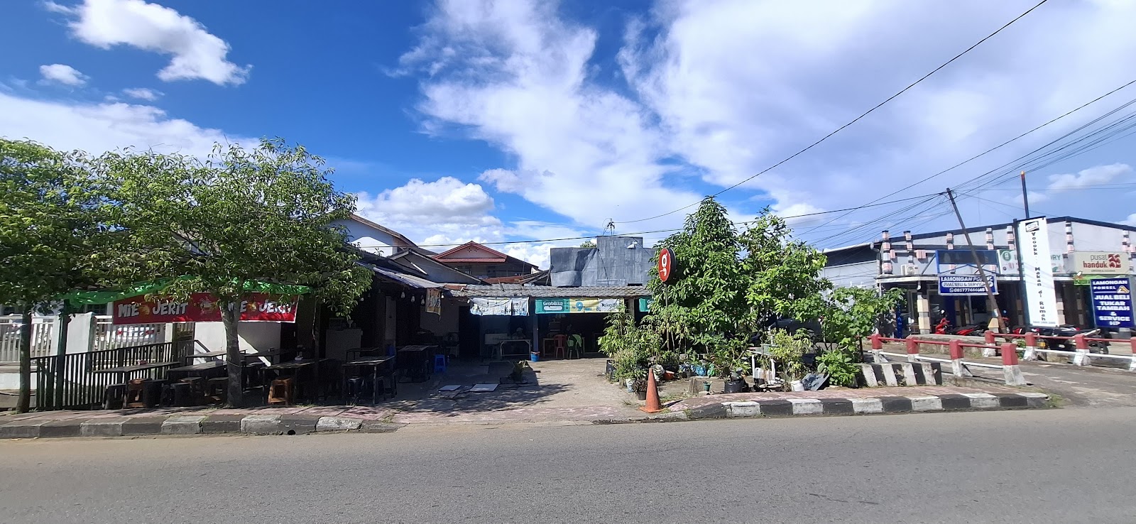 Rumah dan Kios Pinggir Jalan Raya — foto 2