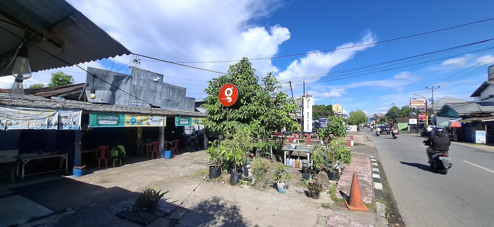 Rumah dan Kios Pinggir Jalan Raya — foto 3